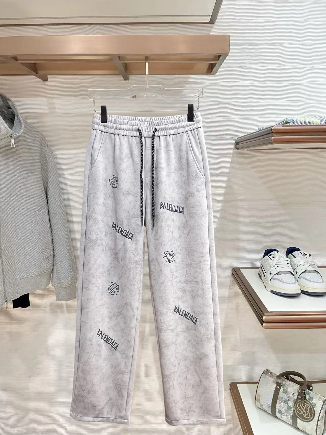 Balenciaga 🆕2026 Autumn and Winter New Arrival Casual Pants! The official website will be released simultaneously. Brand Classic LOGO casual pants, customized fabrics, excellent comfort and strong touch. Highly recognisable, perfect appearance and craftsmanship. Size:M-3XL